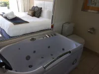 Diamond Island Resort, Restaurant & Bar and Penguin Show - Hot Tub