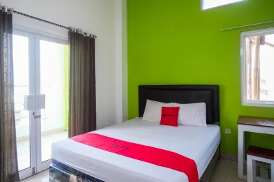 RedDoorz Near Hartono Mall Solo Hotels in Grogol