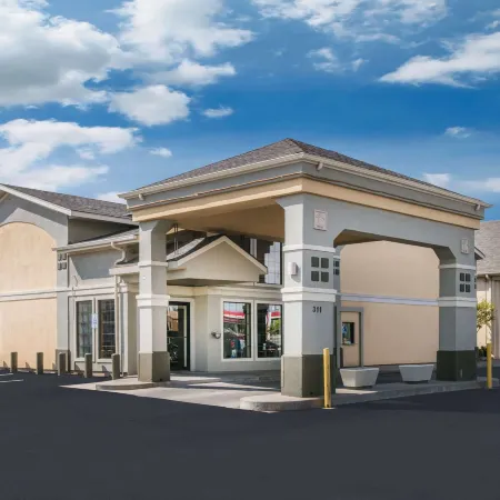 Super 8 by Wyndham Oklahoma Airport Fairgrounds West