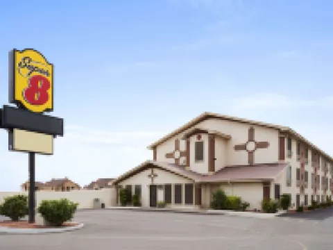 Super 8 by Wyndham Carlsbad エディのホテル