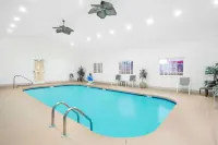 Microtel Inn & Suites by Wyndham Beckley East - Pool