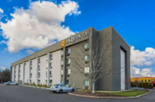 La Quinta Inn & Suites by Wyndham Hartford - Bradley Airport Hotel di 
