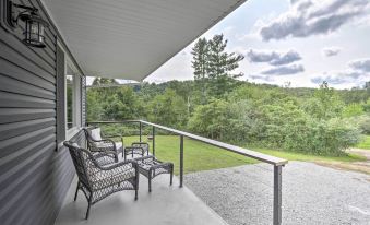 Modern Zanesville Escape w/ Deck & Spacious Yard - Housity
