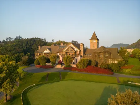 Yunxi Anji Golf Resort Villa (Happy Storm Water Park) Отели рядом с достопримечательностью «guo ji zhu yi shang mao cheng»