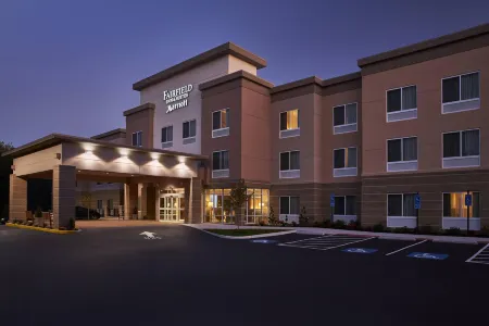Fairfield Inn & Suites Alexandria Отели рядом с достопримечательностью «Парк Маунт Вернон Манор»