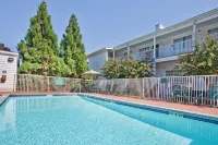 Quality Inn Fayetteville Near Historic Downtown Square - Pools