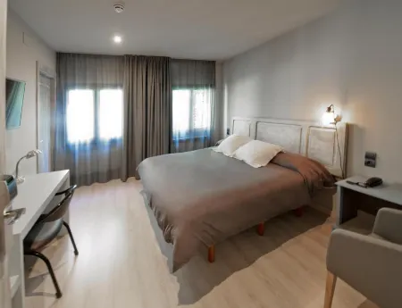 Hotel Jardí Apartaments Отели в г. Urgell