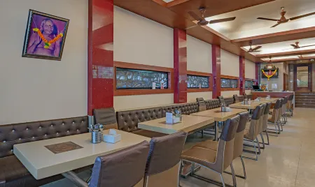 Treebo Atithi Inn Malad Отели рядом с достопримечательностью «Глобал Випассана Пагода»