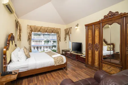 Stone Wood Riverfront Resort, Siolim