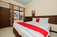 RedDoorz Near Bojonegoro Train Station - 2 Sao