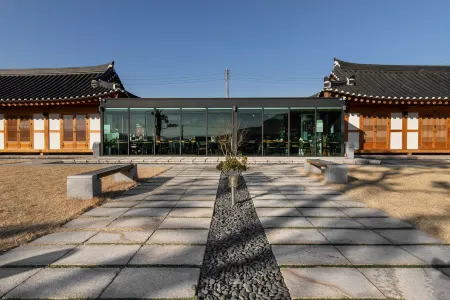 Gyeongju Wonhwaru Отели рядом с достопримечательностью «Развалины павильона Пхосокчон»