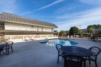 Days Inn by Wyndham Florence/I-95 North - Pools