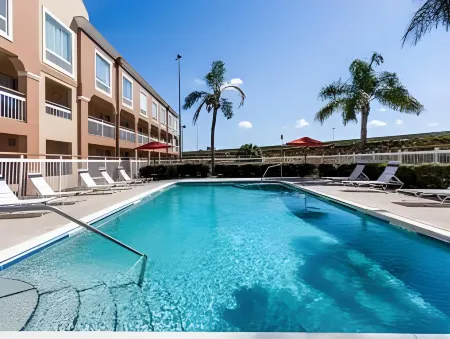 Super 8 by Wyndham Orlando Near Florida Mall Отели рядом с достопримечательностью «Hukoo's Family Fun»