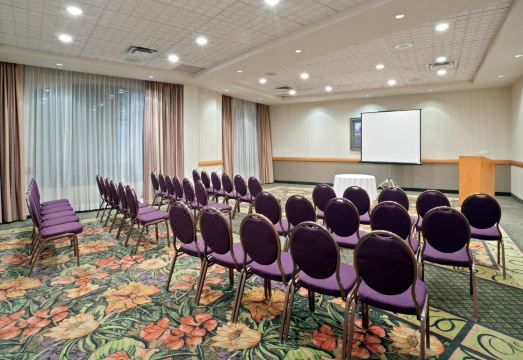 Holiday Inn & Suites North Vancouver 수영장