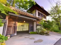 塵表閣本店 SNOW MONKEY RESORTS INFO & GIFT SHOP周辺のホテル