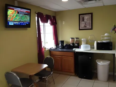 Deluxe Inn & Suites by OYO Miami OK