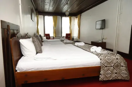 TOPRAKÇILAR KONAĞI