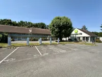 Campanile Chantilly - parking