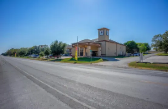 Moulton Inn &  Suites by OYO Near Shiner TX