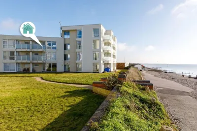 Two Bed Seafront Escape in East Wittering Hotel dekat West Wittering Beach