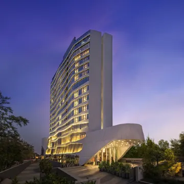 DoubleTree by Hilton Ahmedabad Отели рядом с достопримечательностью «Торговый центр Alpha One»