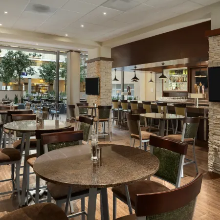 Embassy Suites by Hilton Dallas Market Center Отели рядом с достопримечательностью «Район Бишоп Артс»