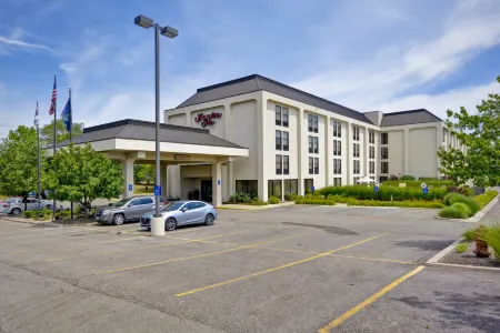 Hampton Inn Detroit/Northville (Farmington Hills Area) Отели рядом с достопримечательностью «Fountain Bleu Health and Rehabilitation Center»