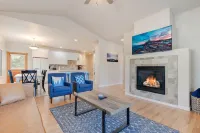 Spacious 1 Level Sisters Home - Walk to Downtown