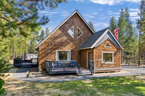 Peaceful chalet with hot tub and fire pit