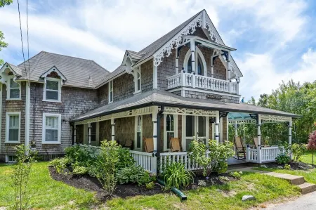 Renovated Historic House "The Legacy House" Отели рядом с достопримечательностью «ЙМКА Мартас-Винъярд»