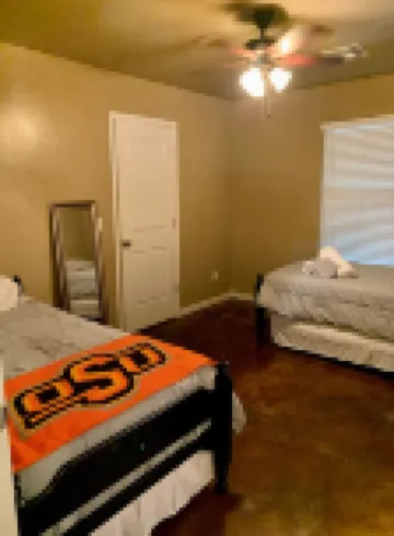 OSU Fan Headquarters- 4 blocks from the Strip, 8 blocks to Campus.