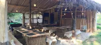 Cabane sur Pilotis au Bord de L'eau