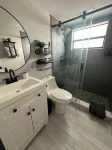 Like New - Studio Apartment with Separate Kitchen, Wifi & DirectTV Walgreens附近的飯店