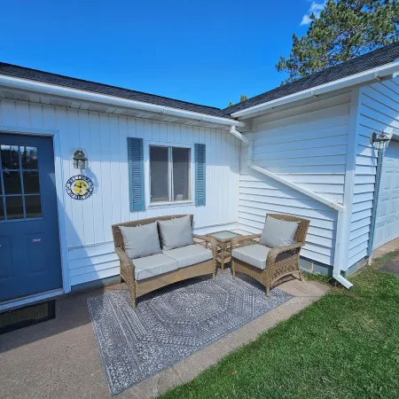 Becky's Bee Hive, Clean, Cozy, Affordable and Family Friendly!