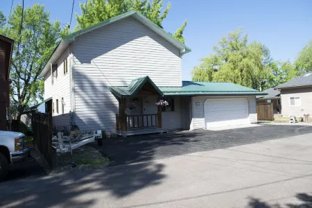 Lakefront home with Dock and lagoon access in Bigfork