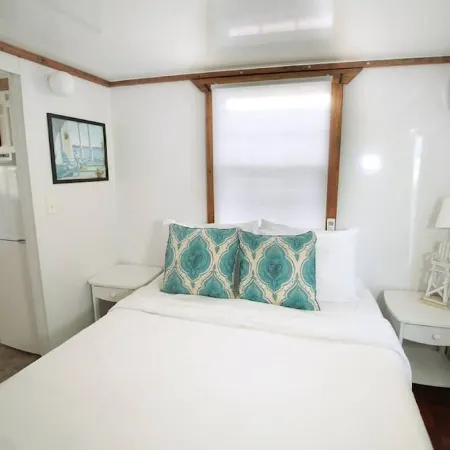 Aqua Lodge Houseboat "Yellow Tail "