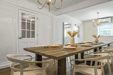 MAGNOLIA BARN \\ 7-8 Bedrooms \\ 8+ Parking Spots \\ 2 Miles from FSU\Capitol Отели рядом с достопримечательностью «FSU Flying High Circus»