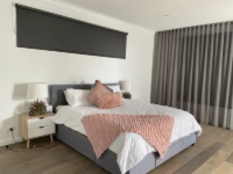 Beachside Getaway - short stroll to beach and shops. Pet friendly with approval