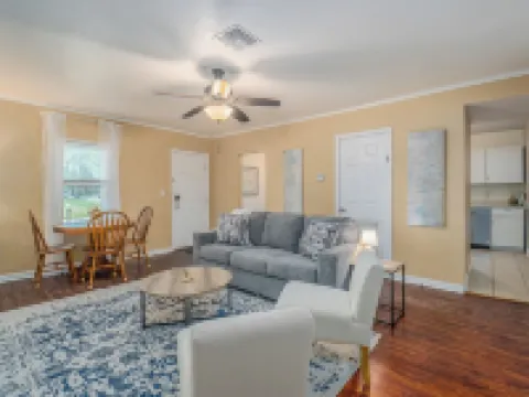 Bartow Oaks Oasis - Close to Downtown - Sleeps 7! Hotels in Bartow