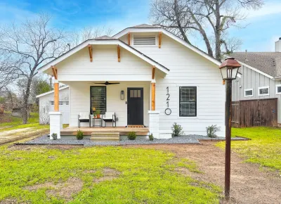 Newly renovated home in Historic Downtown Georgetown! Hotels near Georgetown Public Library