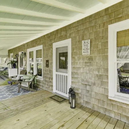 Best Porch in Swansboro! 1 Block to Front Street. Dog friendly.