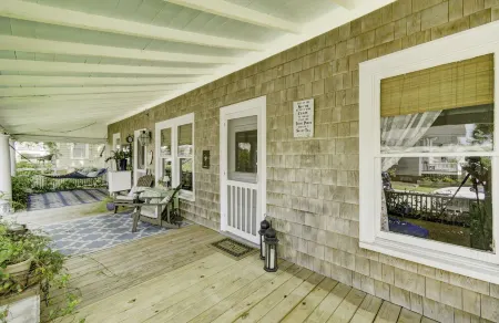 Best Porch in Swansboro! 1 Block to Front Street. Dog friendly.