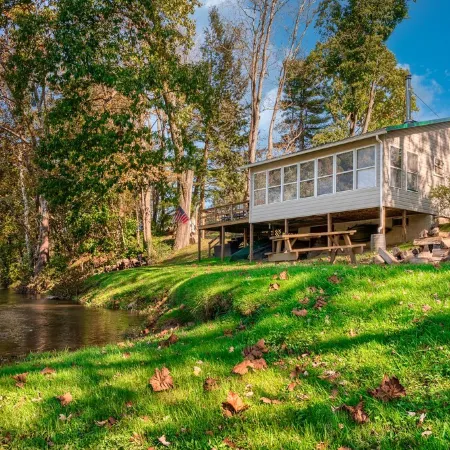 Riverfront Cabin ★ Views ★ Quiet ★ Fishing ★ Kayak