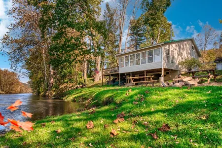 Riverfront Cabin ★ Views ★ Quiet ★ Fishing ★ Kayak