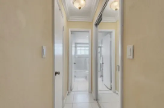 Keybiscayne Charmer half a block from private Beach, Restaurants and Boutiques!!