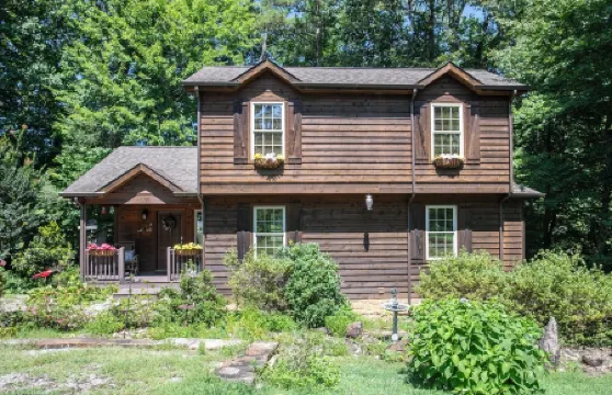 Redbud Retreat ~ Rustic family friendly cabin with New Hot Tub in Townsend!