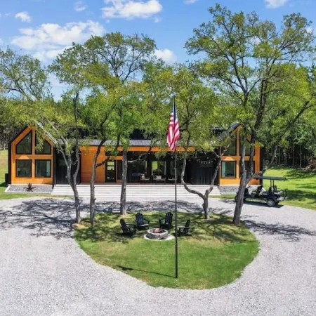 Welcome to The Yellowpine Retreat – Your Luxury Lakefront Retreat Lake Texoma