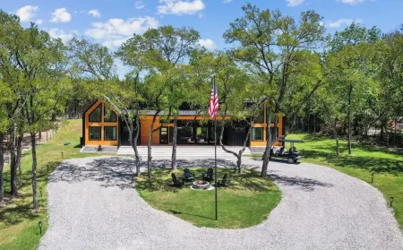 Welcome to The Yellowpine Retreat – Your Luxury Lakefront Retreat Lake Texoma