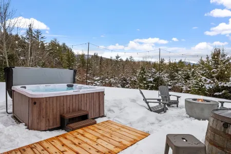 70 Acre White Mountain Estate - Trails, Views, Privacy Отели в г. Торнтон