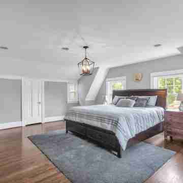 Walk to shopping, Charming Modern European cottage with huge deck Rooms